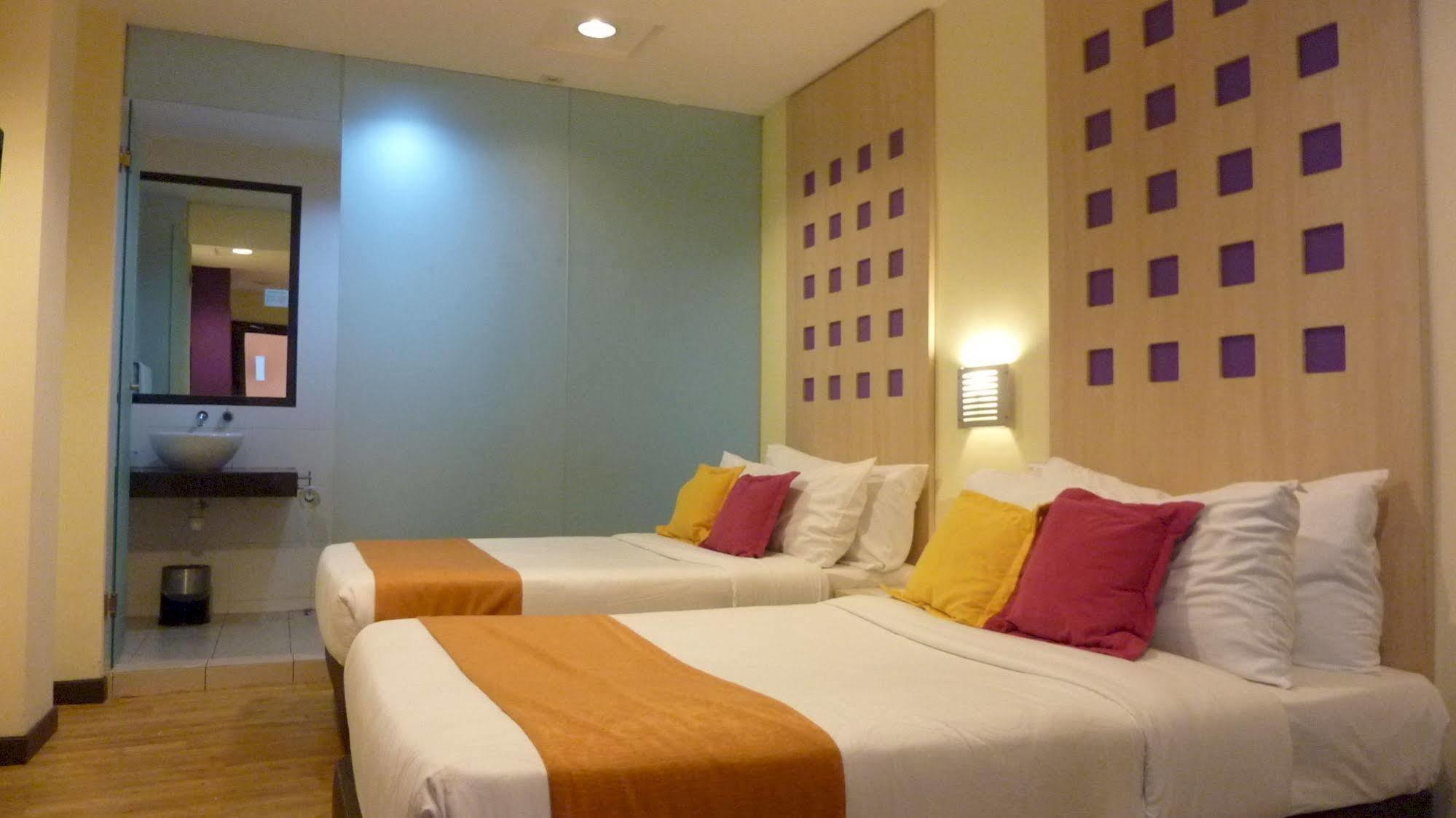 Hotel 98 Kuching Exterior photo
