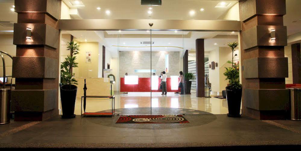 Hotel 98 Kuching Exterior photo